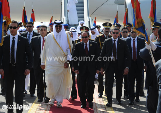 الرئيس السيسى يصطحب أمير قطر عقب وصوله للمشاركة بالقمة العربية بشرم الشيخ