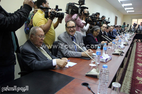 	المحامى حافظ أبو سعدة عضو المجلس يجلس بجوار السفير أحمد حجاج