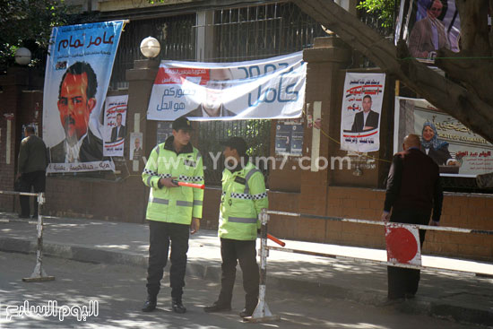  رجال المرور أمام مقر النقابة لتنظيم حركة المرور بشارع عبد الخالق ثروت