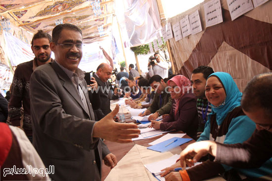  المرشح ضياء رشوان يصافح مشرفى عمومية الصحفيين