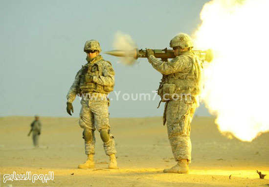 	جندى يقوم بإطلاق قذيفة من مدفع محمول على الكتف 