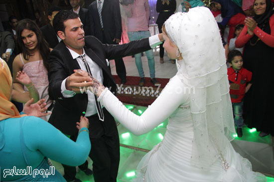 	 العريس يرقص مع عروسته