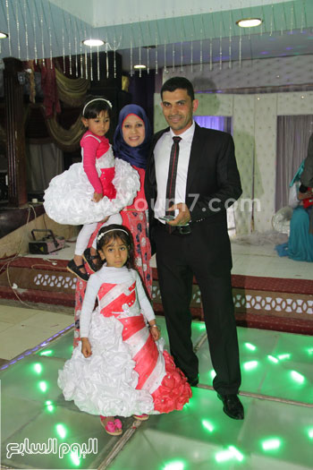 عبد الله سيد شقيق العريس وزوجته ونجلتيه