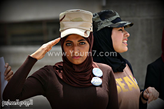 إحدى عضوات مجندة مصرية تؤدى التحية العسكرية فى وقفة اليوم  