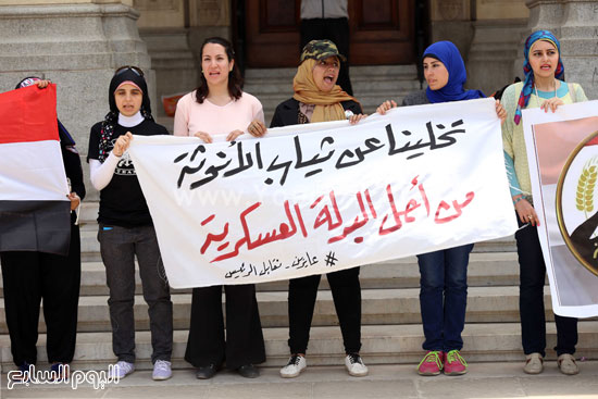   رفعت الطالبات لافتات مكتوبًا عليها: "مجندة مصرية.. تخلينا عن ثياب الأنوثة من أجل البدلة العسكرية"