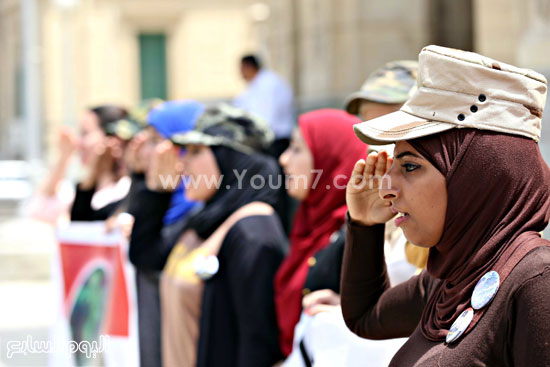  تأدية البنات التحية العسكرية أمام القبة بجامعة القاهرة  