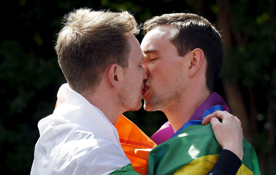 قبلة الفرحة بعد نجاح الإستفتاء فى أيرلندا 