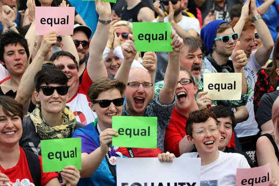 المثليين يرفعون لافتات المساواه 