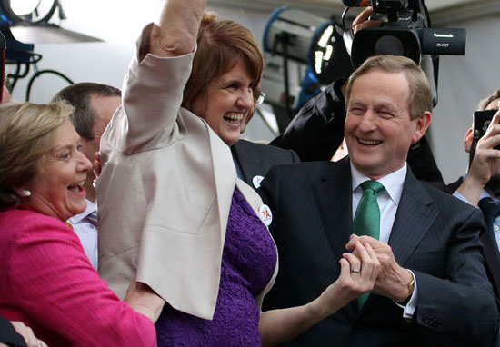 رئيس الوزراء الأيرلندي إندا كينى ونائبته يحتفولن بعد نجاح الإستفتاء