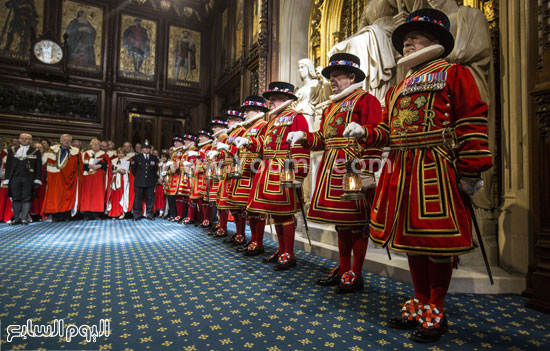 حراس الشرف داخل البرلمان يصطفون لاستقبال الملكة