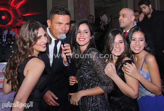 عمرو دياب وصديقات العروس