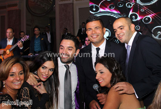 	عمرو دياب وأصدقاء العروسين