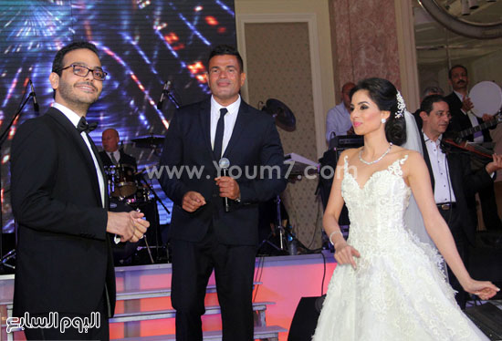 	عمرو دياب يتوسط العروسين
