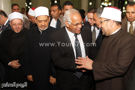محافظ القاهرة يصافح وزير الأوقاف خلال احتفالية النصف من شعبان 