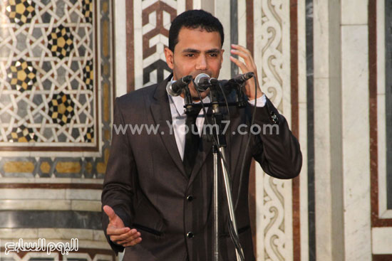  أحد المنشدين يتغنى بالتواشيح أثناء الاحتفالية 