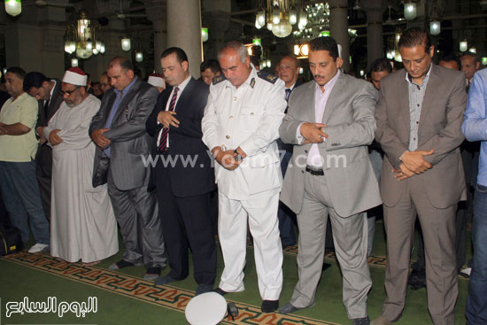قيادات أمنية تؤدى صلاة العشاء بمسجد السيدة زينب 