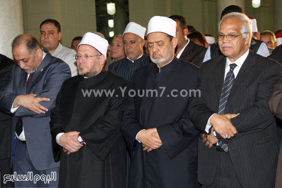  الدكتور جلال السعيد محافظ القاهرة والدكتور أحمد الطيب يؤديان صلاة العشاء 