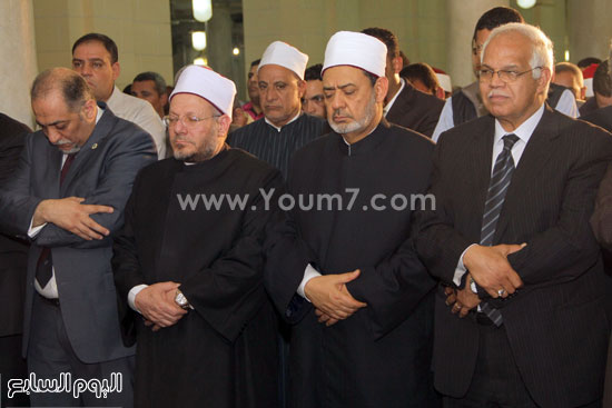 شيخ الأزهر ومحافظ القاهرة يؤديان صلاة العشاء بمسجد السيدة زينب 