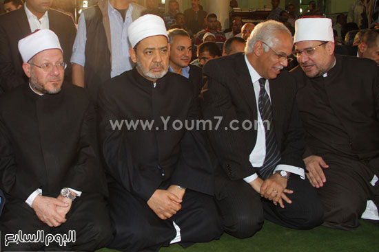 محافظ القاهرة يتحدث إلى وزير الأوقاف عقب انتهاء صلاة العشاء 