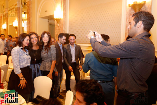 عبد المنصف يلتقط صورة لزوجته لقاء الخميسي وريهام حجاج