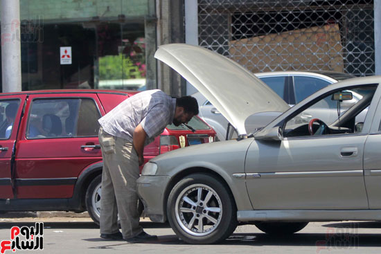 تعطل سيارة بسبب ارتفاع حرارة الجو 