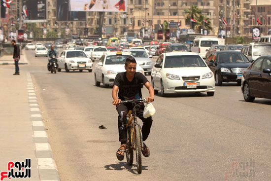  طفل يقود دراجته فى الشمس الحارقة