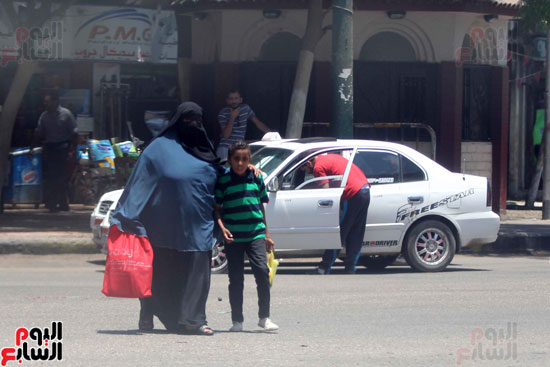  ام وابنها فى الشمس الحارقة