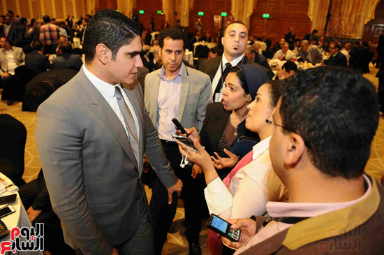 أحمد أبو هشيمة يسجل مع الصحفيين خلال سحور مبادرة شباب من أجل مصر 