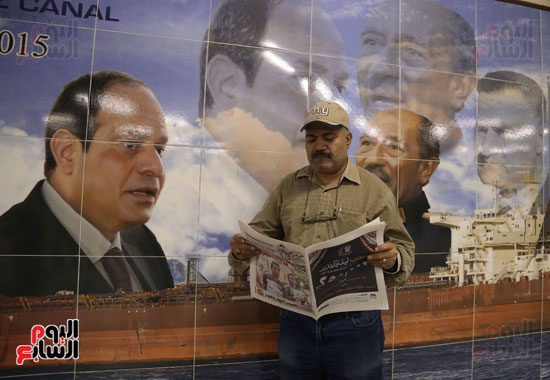 رؤساء مصر فى الخلفية أثناء قراءة الأعداد المجانية من اليوم السابع