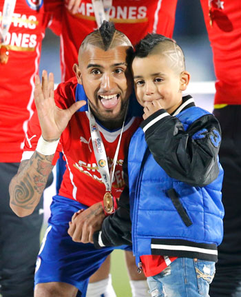  أرتورو فيدال يحتفل بالفوز مع طفله الصغير 