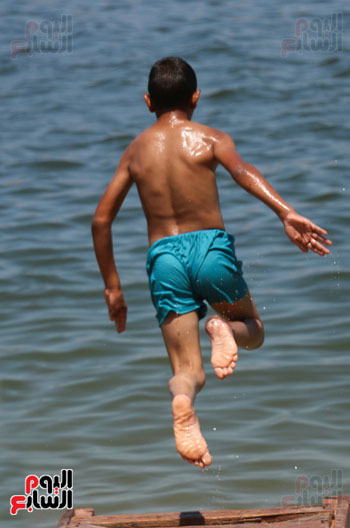 طفل يقفز فى البحر