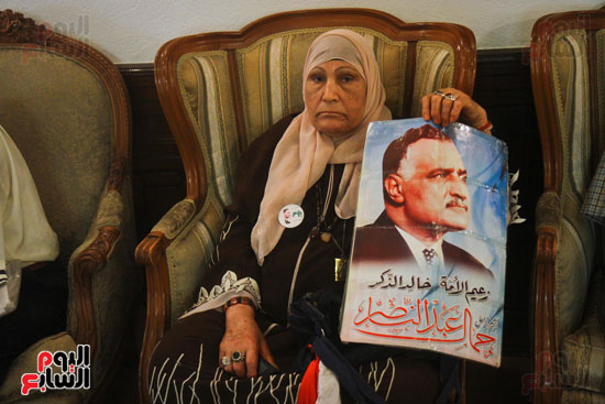  سيدة ترفع صورة الزعيم الراحل جمال عبد الناصر فى ذكرى ثورة 23 يوليو