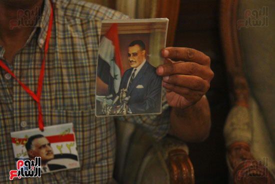  رجل يحمل صورة جمال عبد الناصر فى يديه