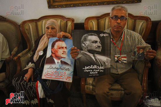  مواطنون يحملون صور جمال عبد الناصر