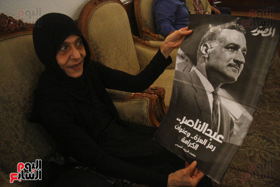  سيدة تحمل صورة الزعيم الراحل جمال عبد الناصر فى ذكرى ثورة يوليو