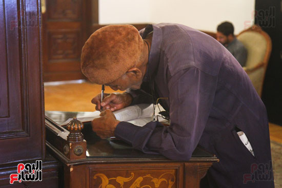  رجل يقوم بكتابة بعض الكلمات تعبيراً عن حبه للراحل الزعيم جمال عبد الناصر فى ذكرى ثورة يوليو