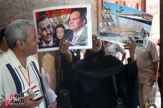  سيدة ترفع صورا للزعيم جمال عبد الناصر والرئيس عبد الفتاح السيسى