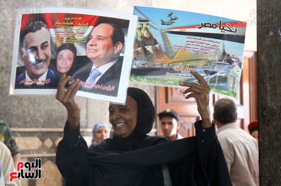  سيدة تشارك فى ذكرى ثورة يوليو برفع صور للزعيم جمال عبد الناصر والرئيس عبد الفتاح السيسى