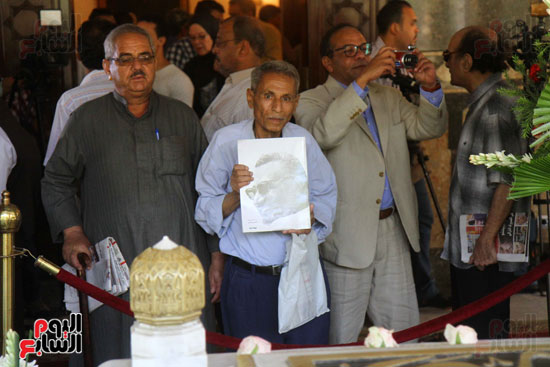     أحد الأشخاص يرفع صور الزعيم الراحل جمال عبد الناصر فى ذكرى ثورة يوليو