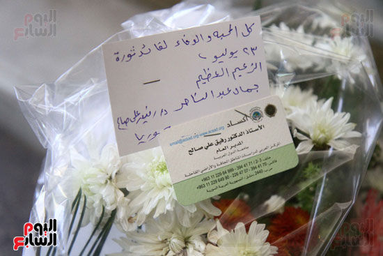  باقة من الورد أمام ضريح الزعيم جمال عبد الناصر 