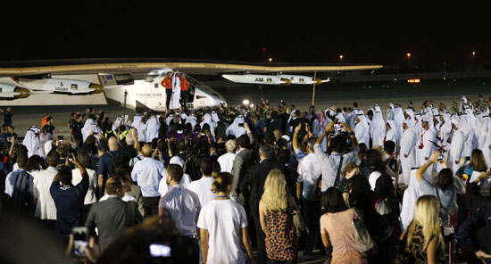  الصحفيون والمصورون فى استقبال الطائرة سولار أمبالس