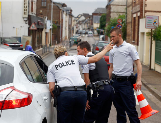 الشرطة  الفرنسية فى موقع الحادث