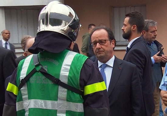 الرئيس الفرنسى يصافح أحد  رجال خدمات الطوارئ
