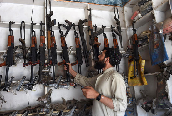  أحد تجار السلاح يعرض السلاح فى محل بيع الأسلحة 
