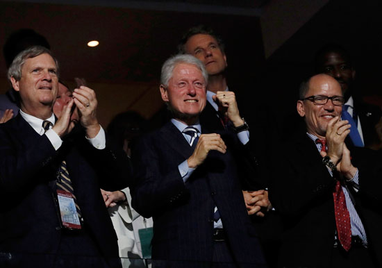 بيل كلينتون رئيس أمريكا الأسبق يحضر المؤتمر العام للحزب الديمقراطى المنعقد فى فيلادلفيا بحضور هيلارى وأوباما 