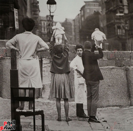 سكان برلين الغربية يرفعون أولادهم لمشاهدة أجدادهم الذين يقيمون بالجانب الشرقى سنة 1961