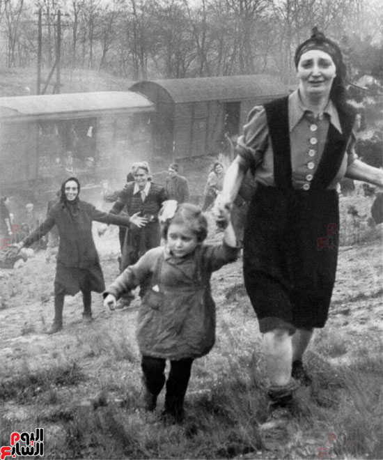 السجناء اليهود بعد تحررهم من قطار الموت عام 1945