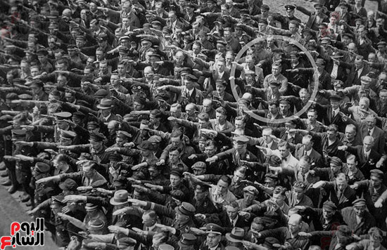 رجل يرفض أداء التحية النازية سنة 1936