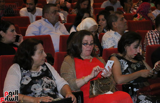د.منال عمرو و اصدقائها فى انتظار بدء حفلة الموسيقار " مارسيل خليفة "