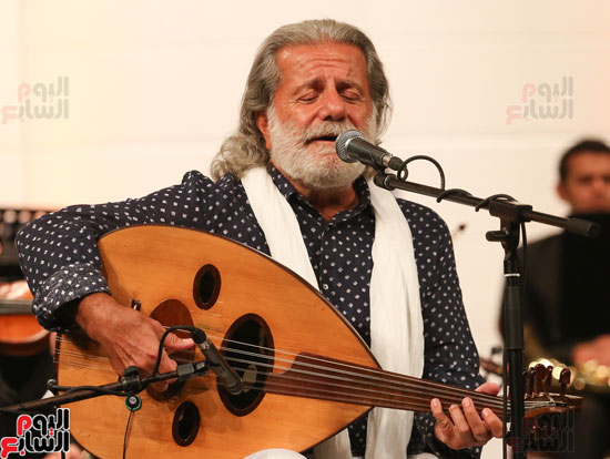 لحظة دندنة الموسيقار اللبنانى مارسيل خليفة
